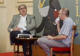 Juan Manuel de Prada y Fermín Herrero, en la Feria.