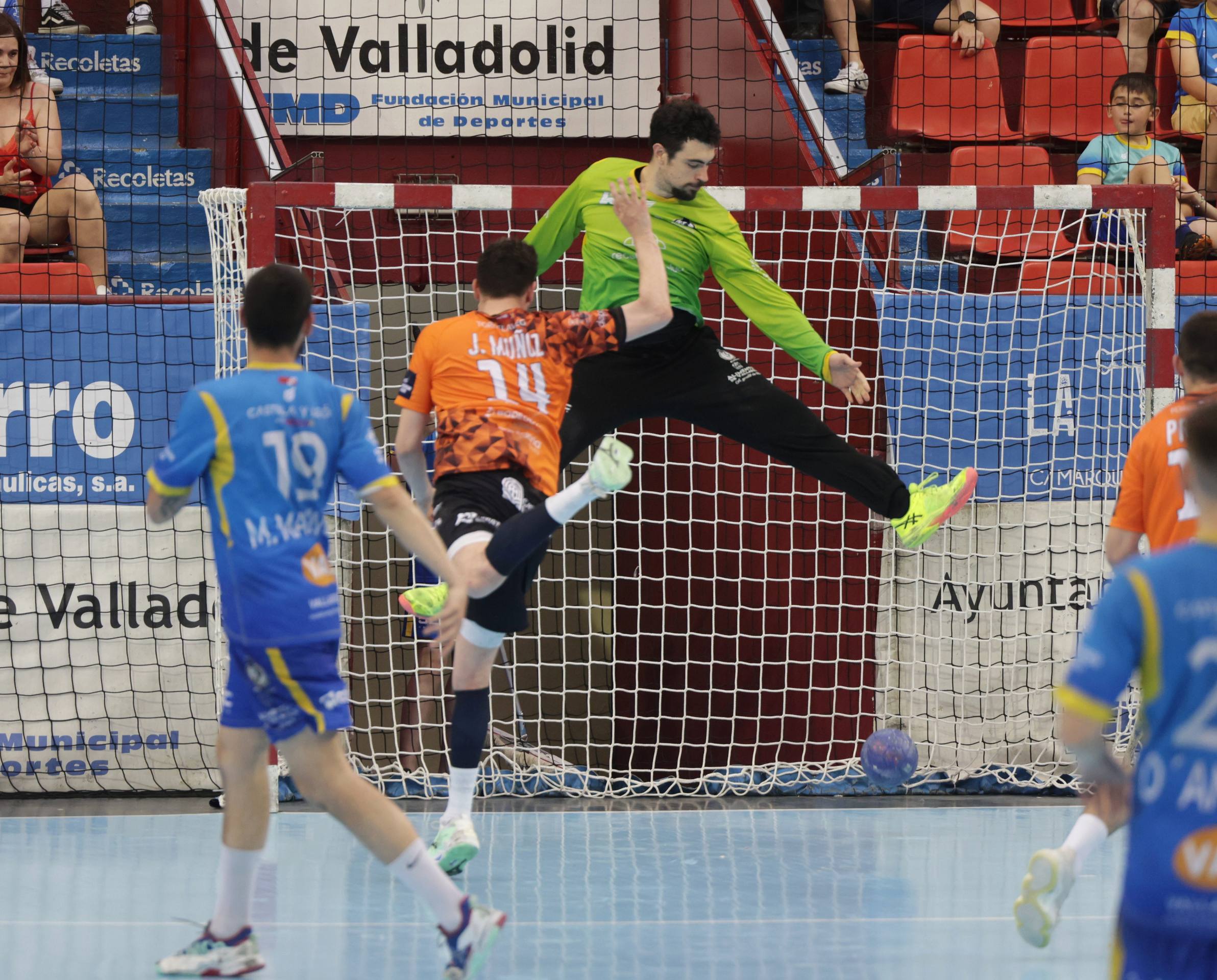 La derrota del Recoletas en Huerta del Rey ante Torrelavega, en imágenes