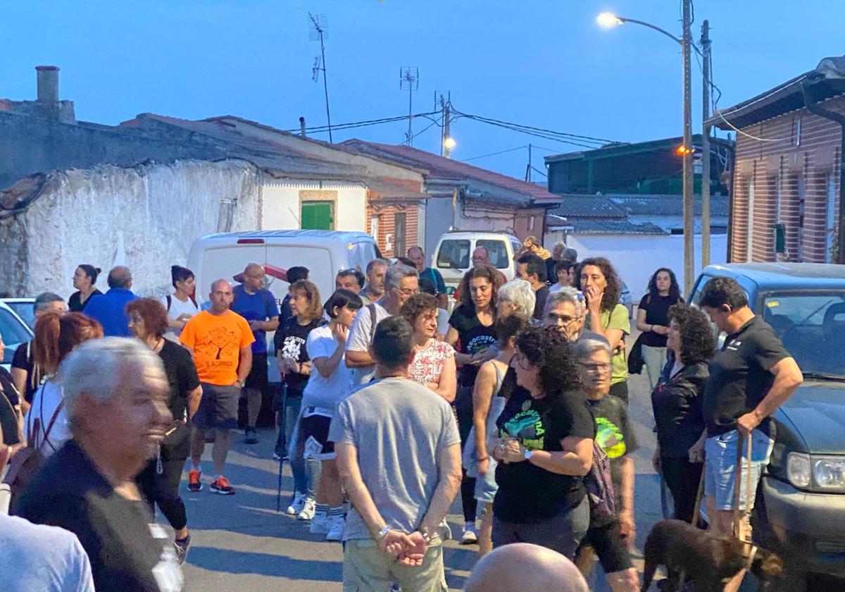 Participantes en la ruta nocturna bajo la luna en Villaverde de Medina