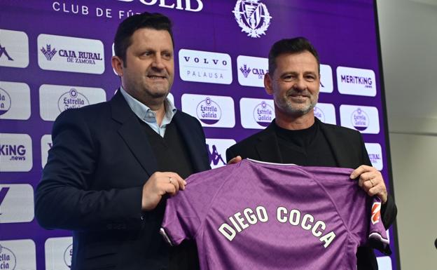 Catoira, en el arranque del mercado de invierno y presentación de Diego Cocca.