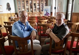 Gustavo Martín Garzo y José Manuel Navia en una sala del Círculo de Recreo.