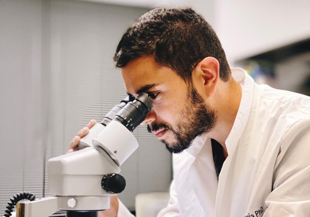 Álvaro Curiel, en el laboratorio.