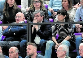 Lorenzo Alonso, escoltado por el alcalde y Ana Redondo, sufre en el palco en el último partido de liga.