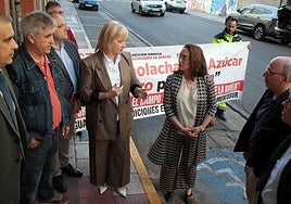 Las consejeras Leticia García y María González Corral, con el alcalde de La Bañeza y el comité de empresa de la planta azucarera.