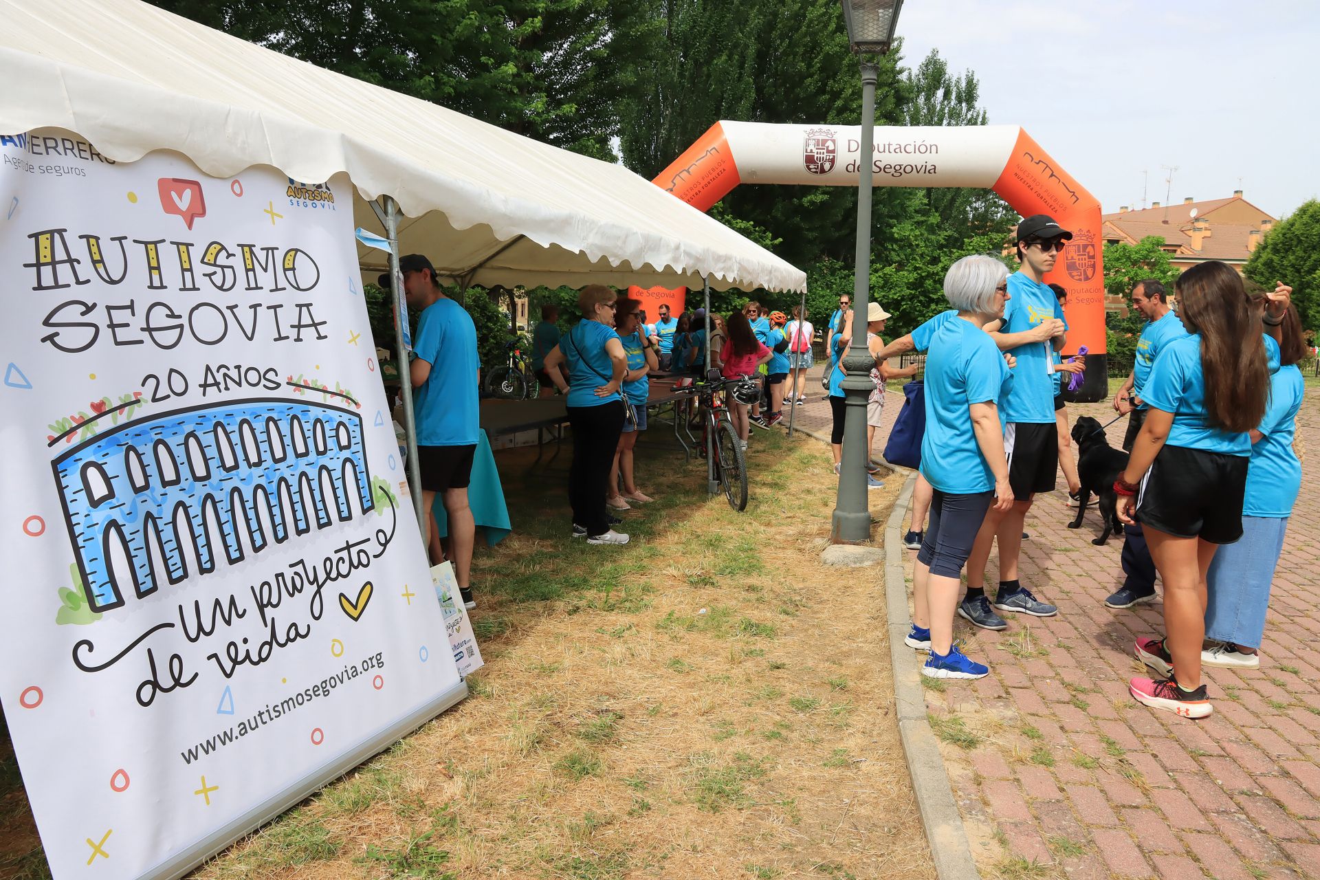 Fotos de la marcha solidaria a favor de Autismo Segovia en Bernuy de Porreros
