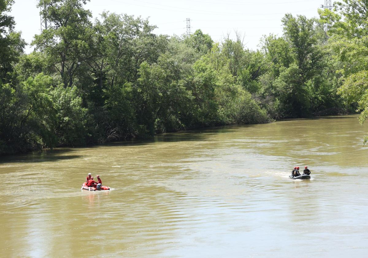 Imagen de archivo de una búsqueda en el río, en la misma zona de actuación con el anciano desaparecido.