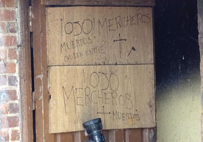 Mensajes en la puerta de entrada a la caseta.