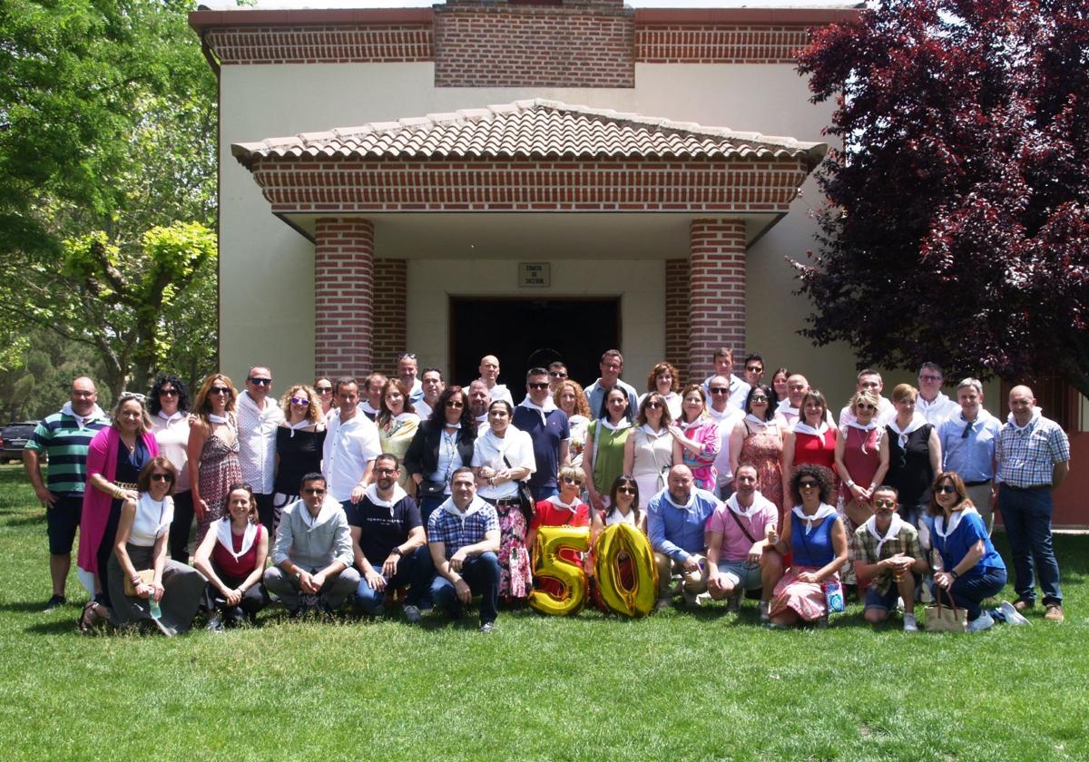 Participantes en el encuentro de nacidos en 1975 ante la ermita de Sacedón.