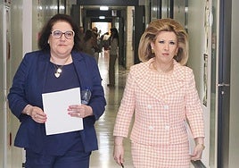 La gerente regional de Salud, Violeta Martínez Pindado, y la directora general de Personal y Desarrollo Profesional, Sonsoles García Rodríguez, presentan el Programa de Fidelización de Residentes 2025