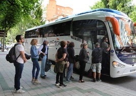 Viajeros de la ruta de La Regional a Valladolid suben al autobús en la parada de Manuel Rivera.