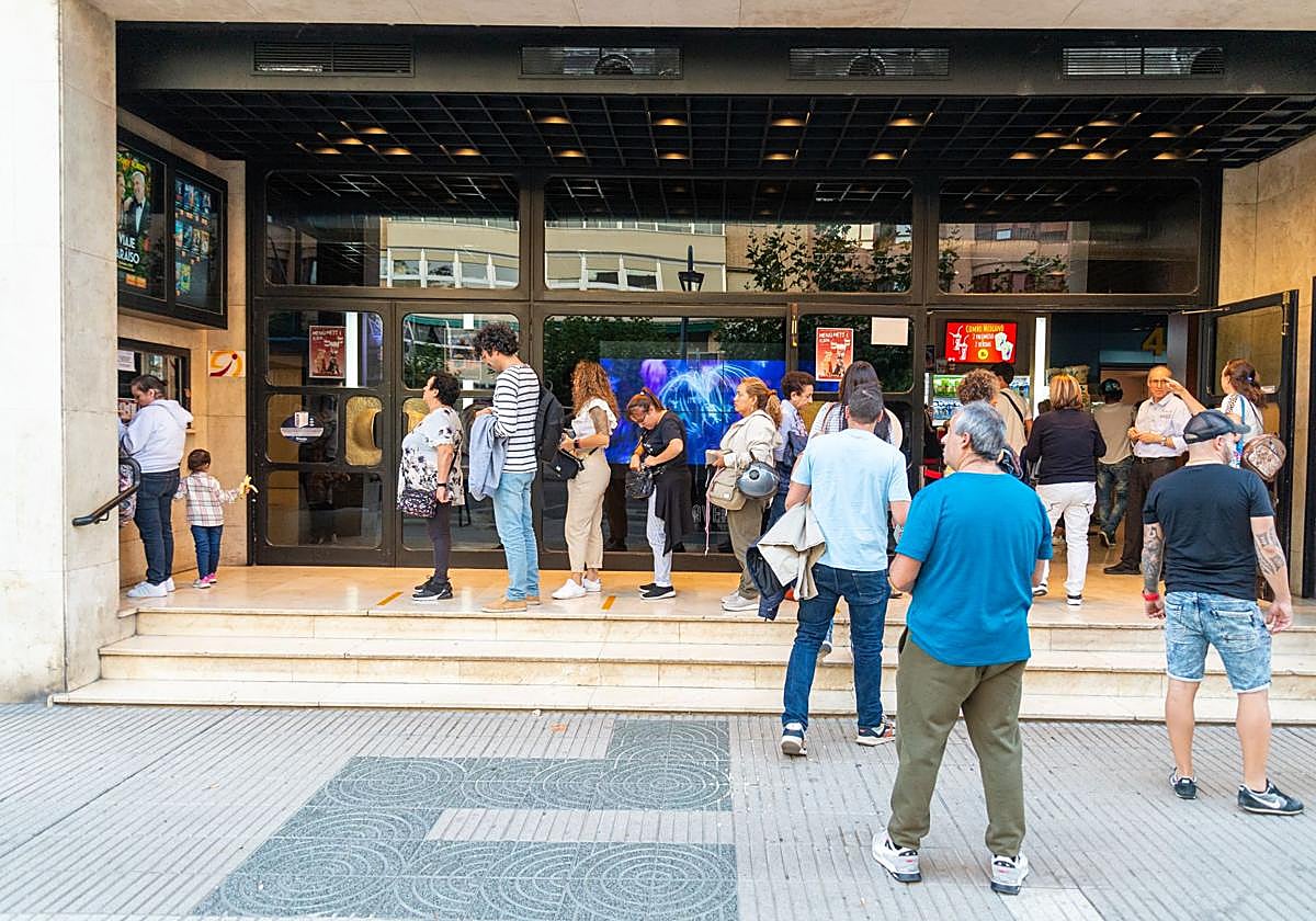 Cola para la taquilla del cine Avenida.