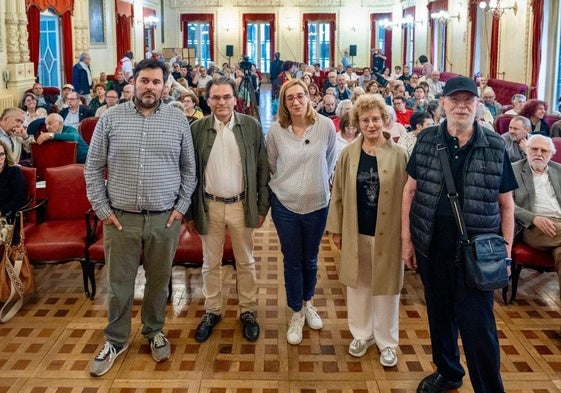 Javier Campelo, editor de Páramo; Pedro Ojeda, director de la Feria del Libro, Rocío Anguita, concejala de Toma la Palabra, Isabel Sancho, esposa de Jesús Anta, y el etnógrafo, Joaquín Díaz, antes de comenzar el acto en el Círculo de Recreo.