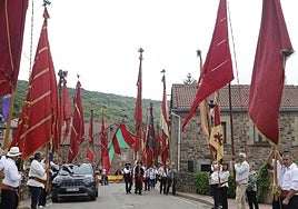 Pendones preparados para la llegada de los Reyes a Brañosera.