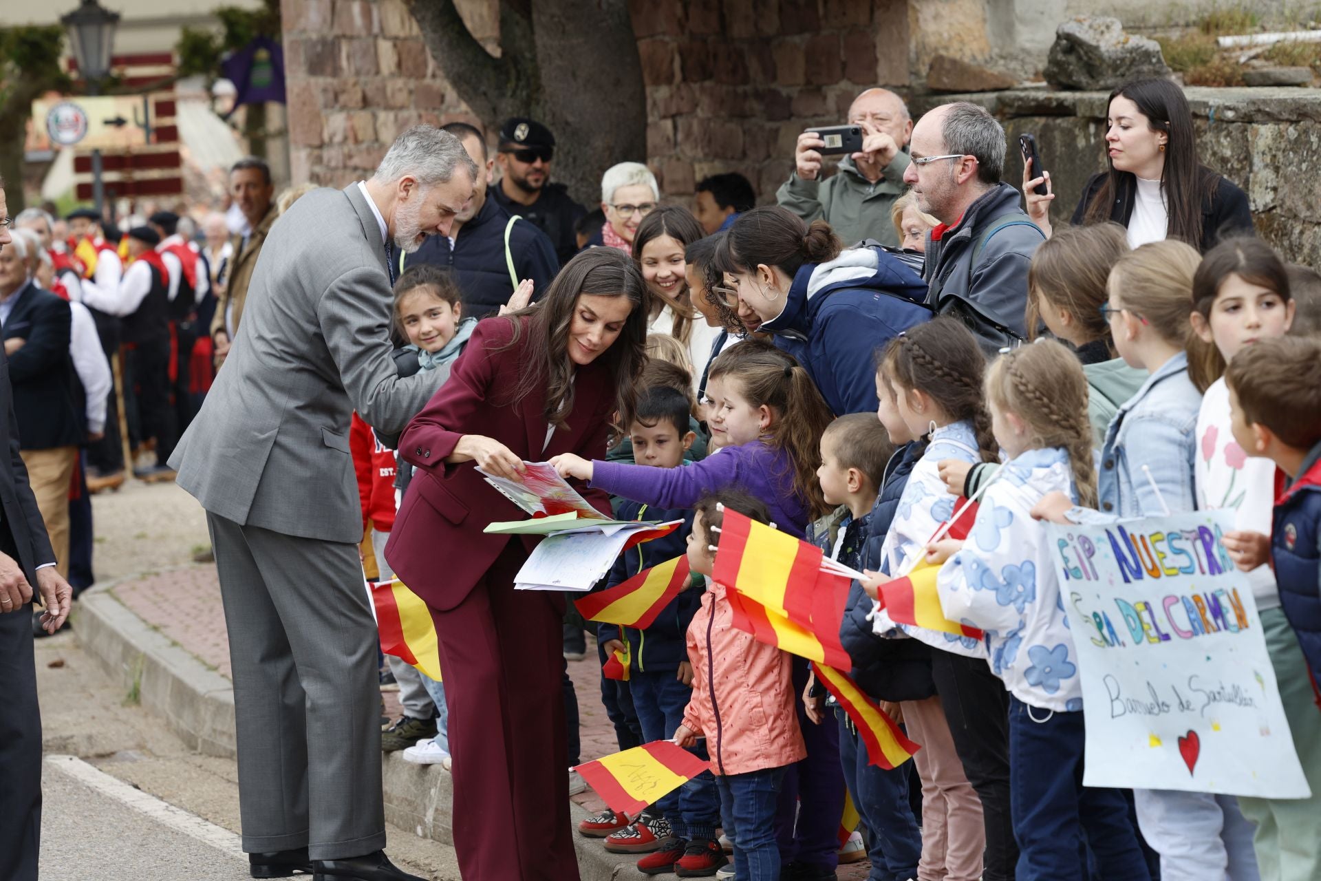 Así han saludado los Reyes a todos los palentinos en Brañosera