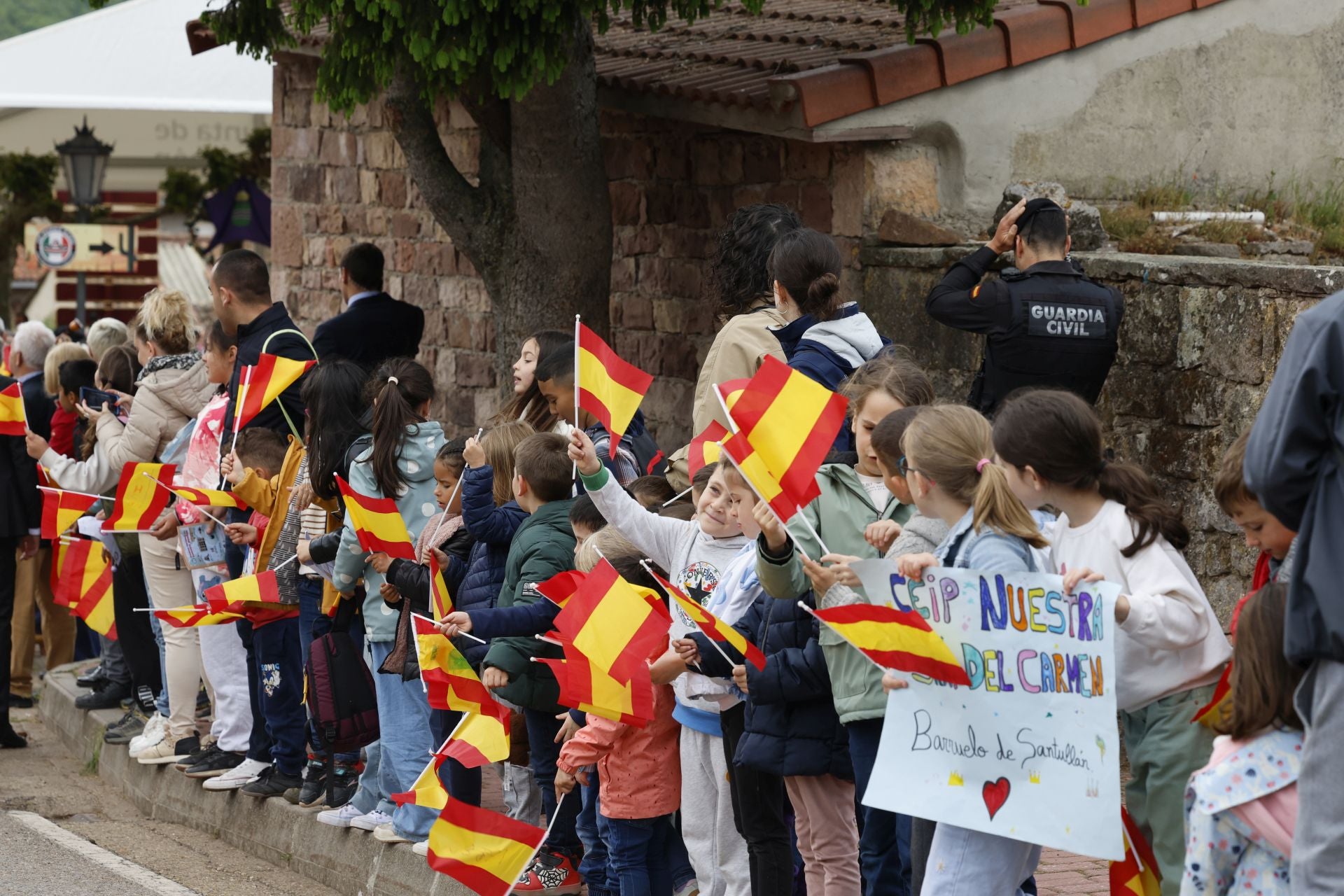 Así han saludado los Reyes a todos los palentinos en Brañosera