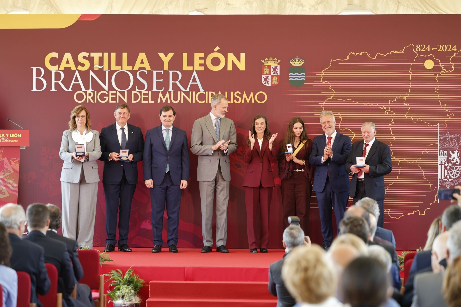 Así han saludado los Reyes a todos los palentinos en Brañosera