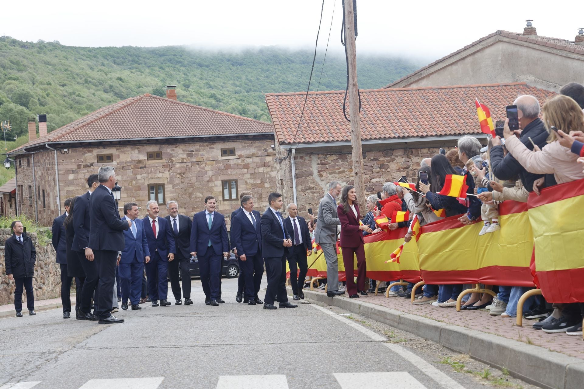 Así han saludado los Reyes a todos los palentinos en Brañosera