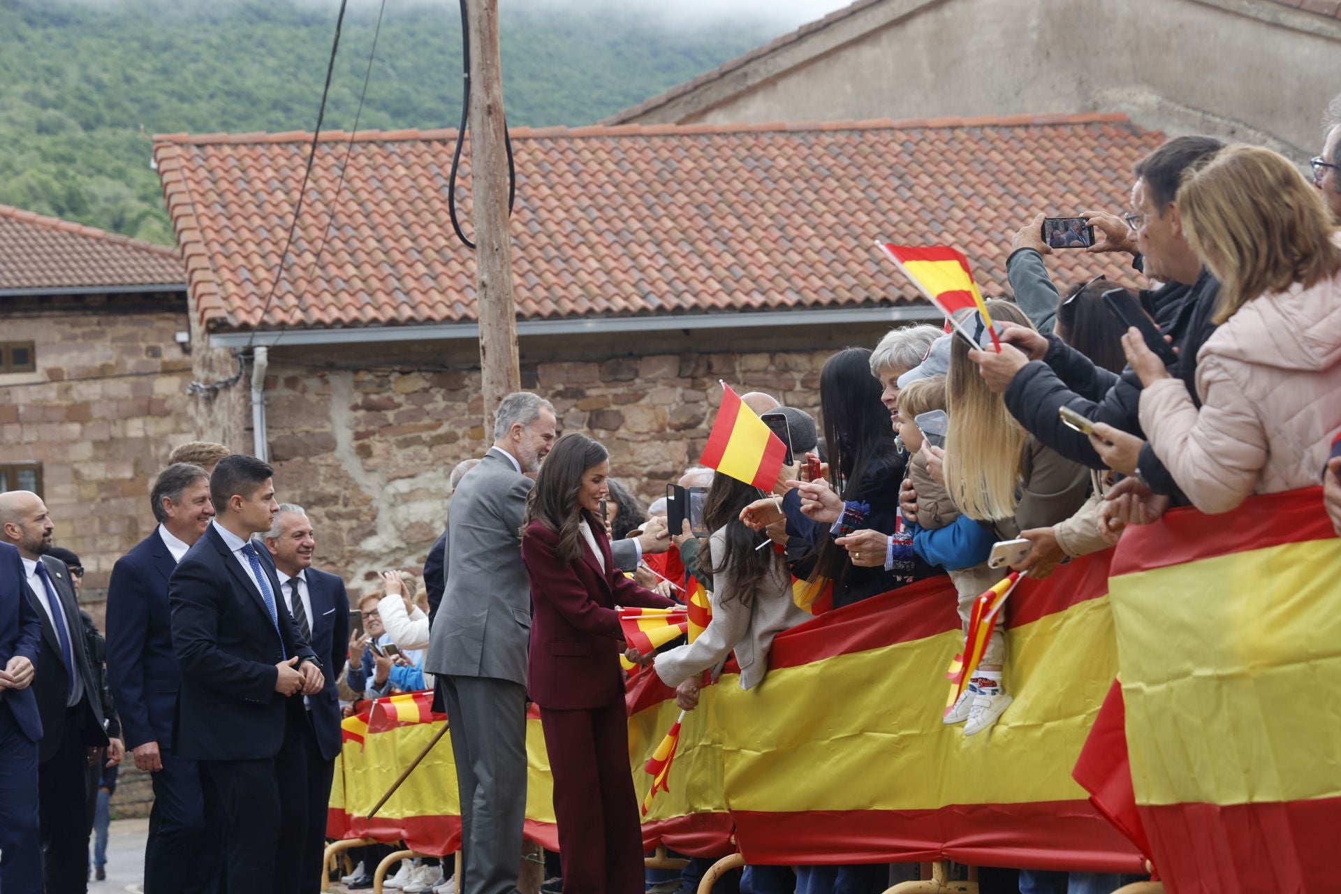 Así han saludado los Reyes a todos los palentinos en Brañosera
