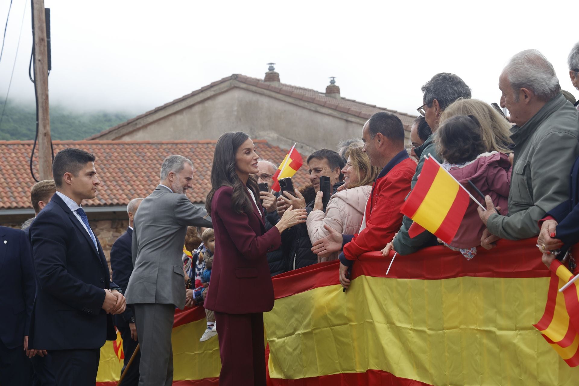 Así han saludado los Reyes a todos los palentinos en Brañosera