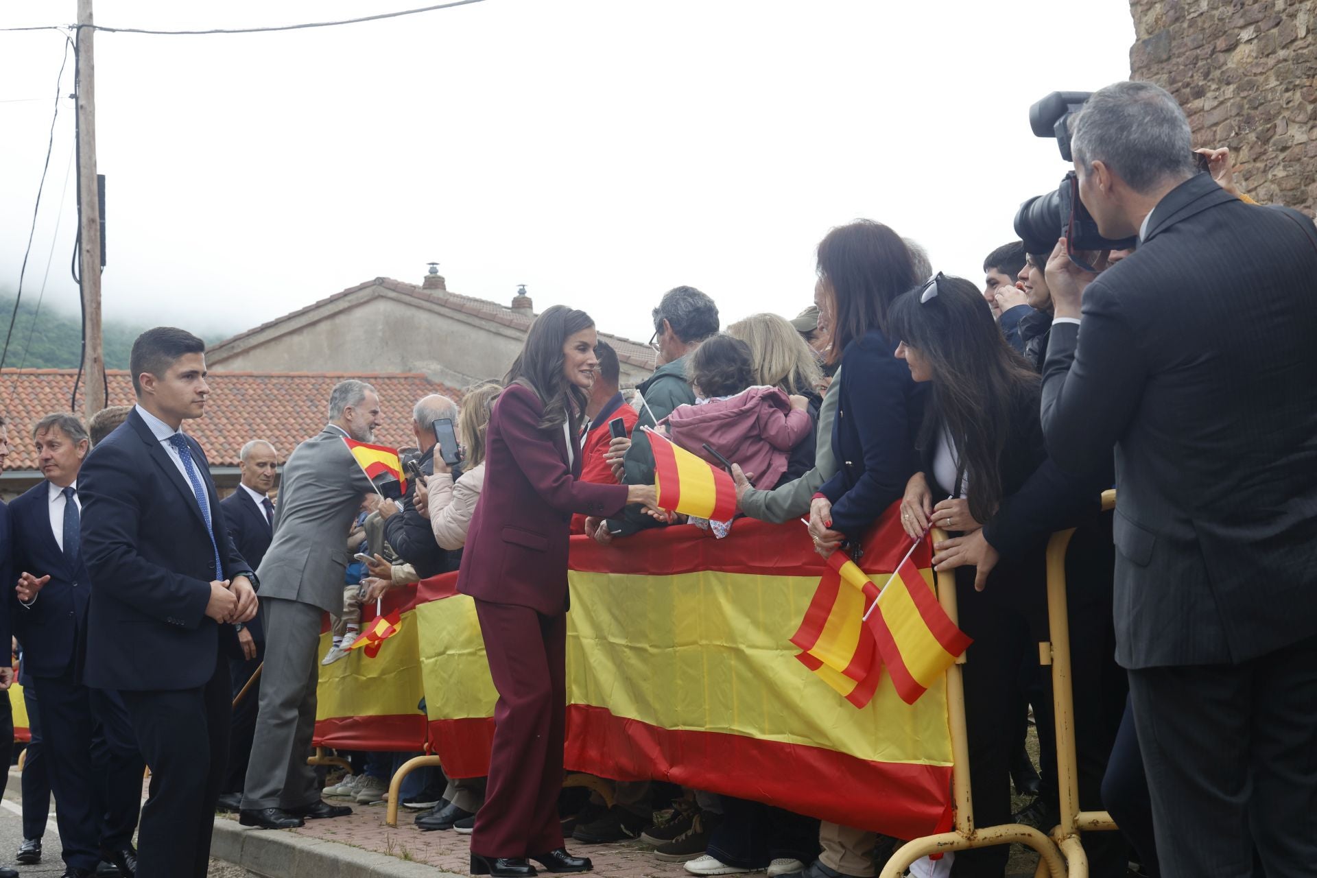 Así han saludado los Reyes a todos los palentinos en Brañosera