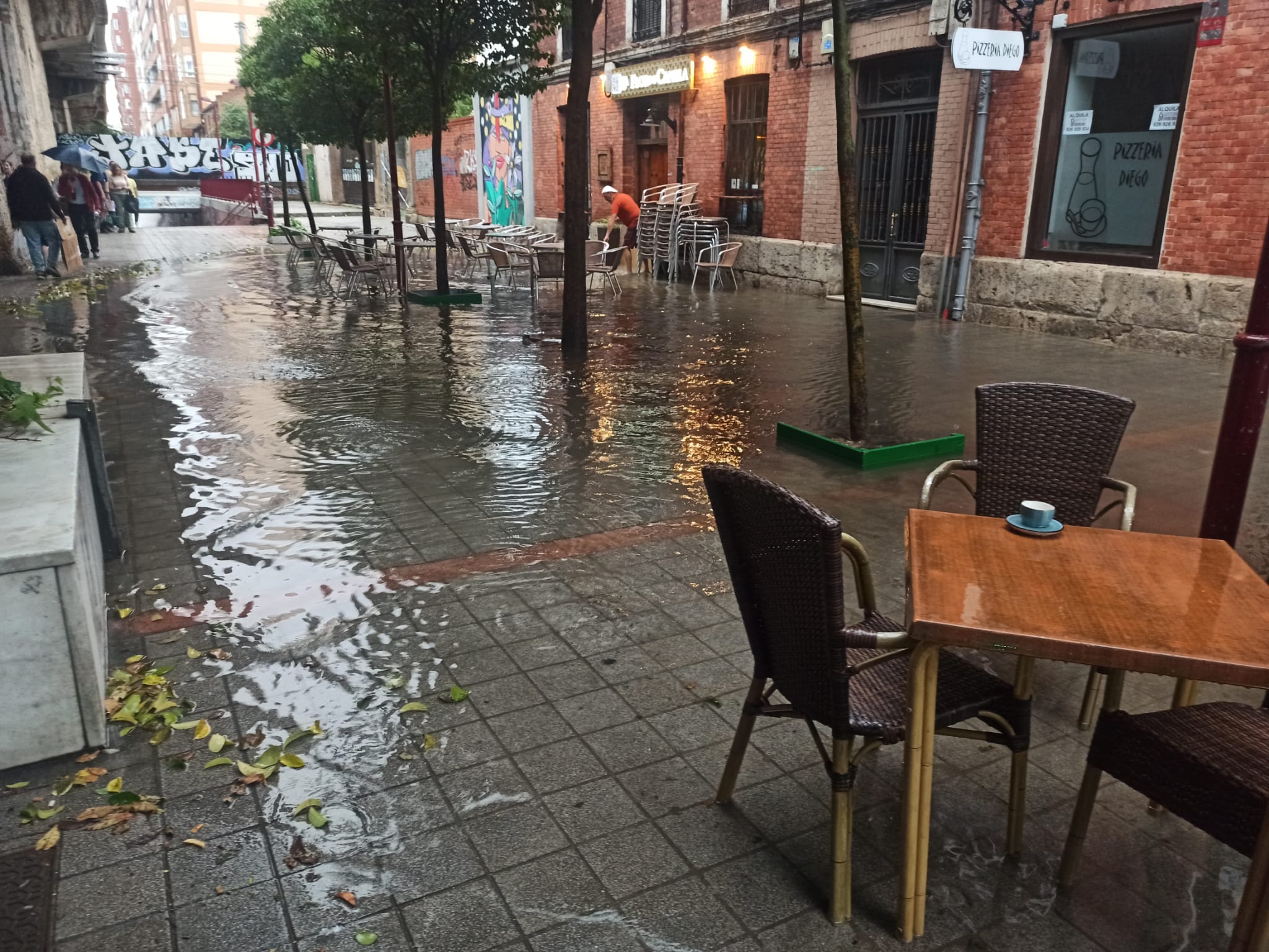 Un enorme charco ocupa la acera bajo el Arco de Ladrillo.