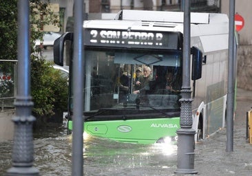 La «mayor tormenta del siglo» colapsa el centro de Valladolid, corta calles y anega comercios