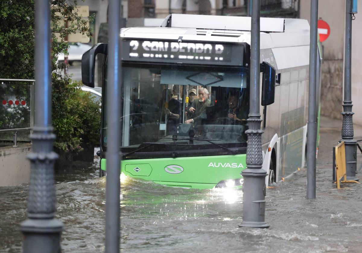 La «mayor tormenta del siglo» colapsa el centro de Valladolid, corta calles y anega comercios