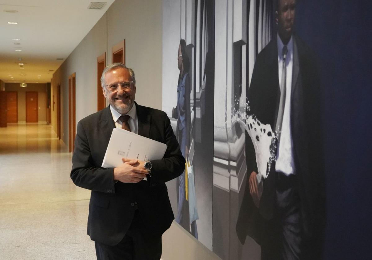 Carlos Pollán, en el pasillo de Presidencia de las Cortes de Castilla y León.