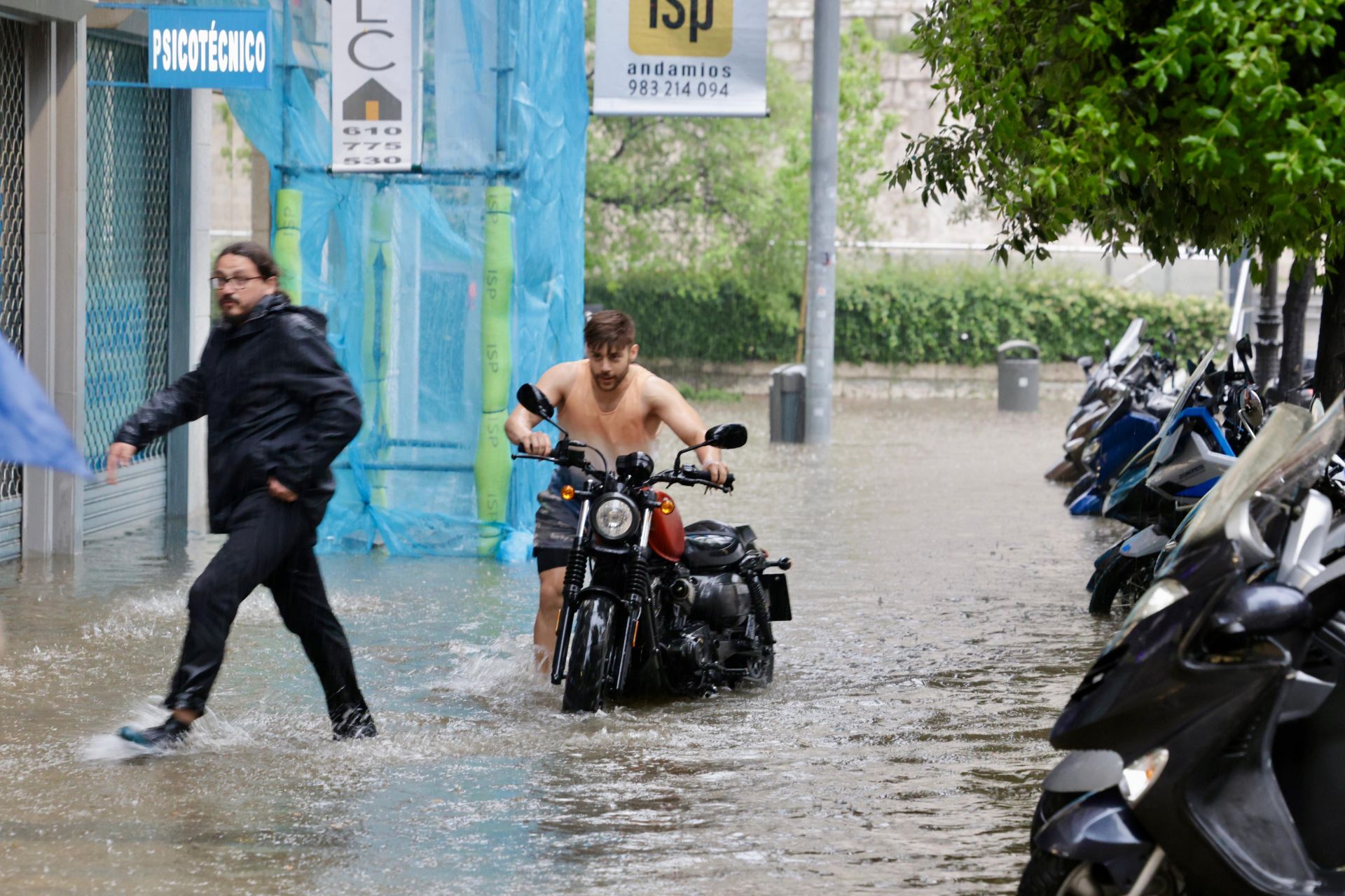Un joven retira una moto del aparcamiento instalado en la Plaza de Portugalete.