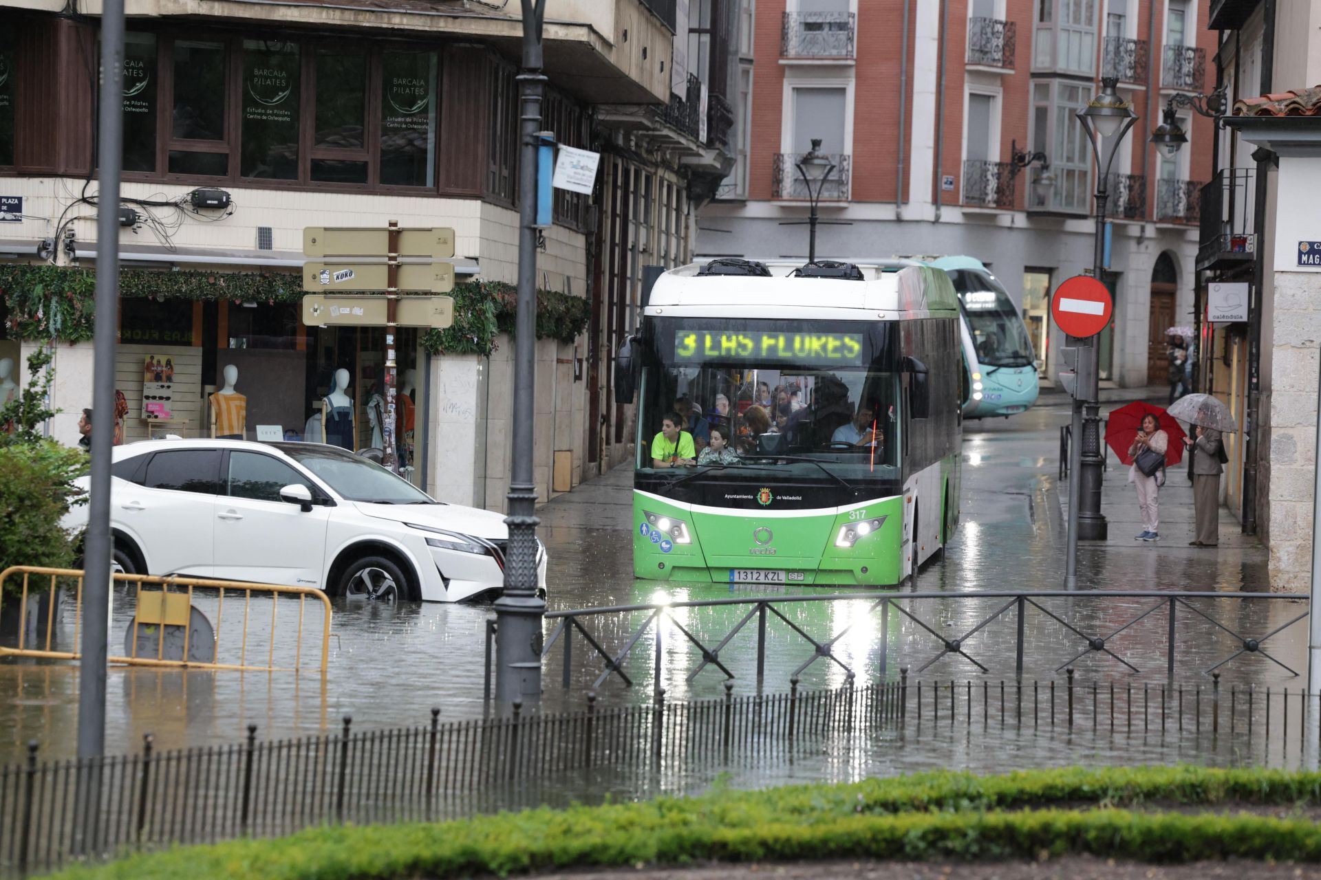 Un autobús, parado en el charco que se formó en la esquina de las calles Echegaray, Arzobispo Gandasegui y Magaña, junto a la plaza de Portugalete.