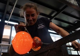 Alba Martín, profesional con más de 20 años de experiencia y formadora en los talleres impartidos en la Real Fábrica de Cristales de La Granja.