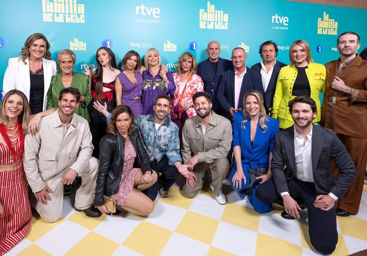Presentadores y colaboradores de 'La familia de la tele'.