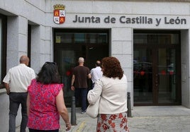 Un grupo de personas accede a la delegación territorial de la Junta en Segovia.