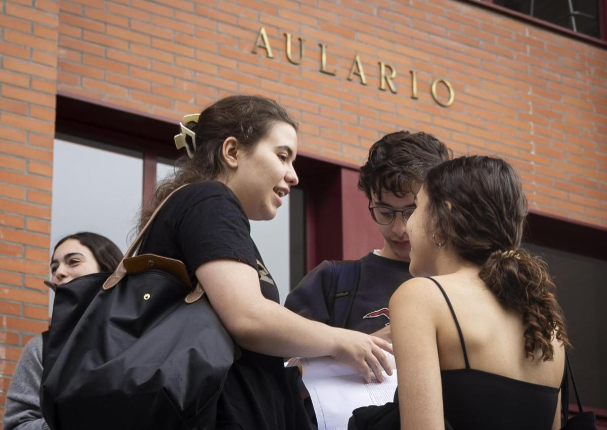 Imagen secundaria 1 - Diferentes momentos de la PAU de 2025 en Valladolid.