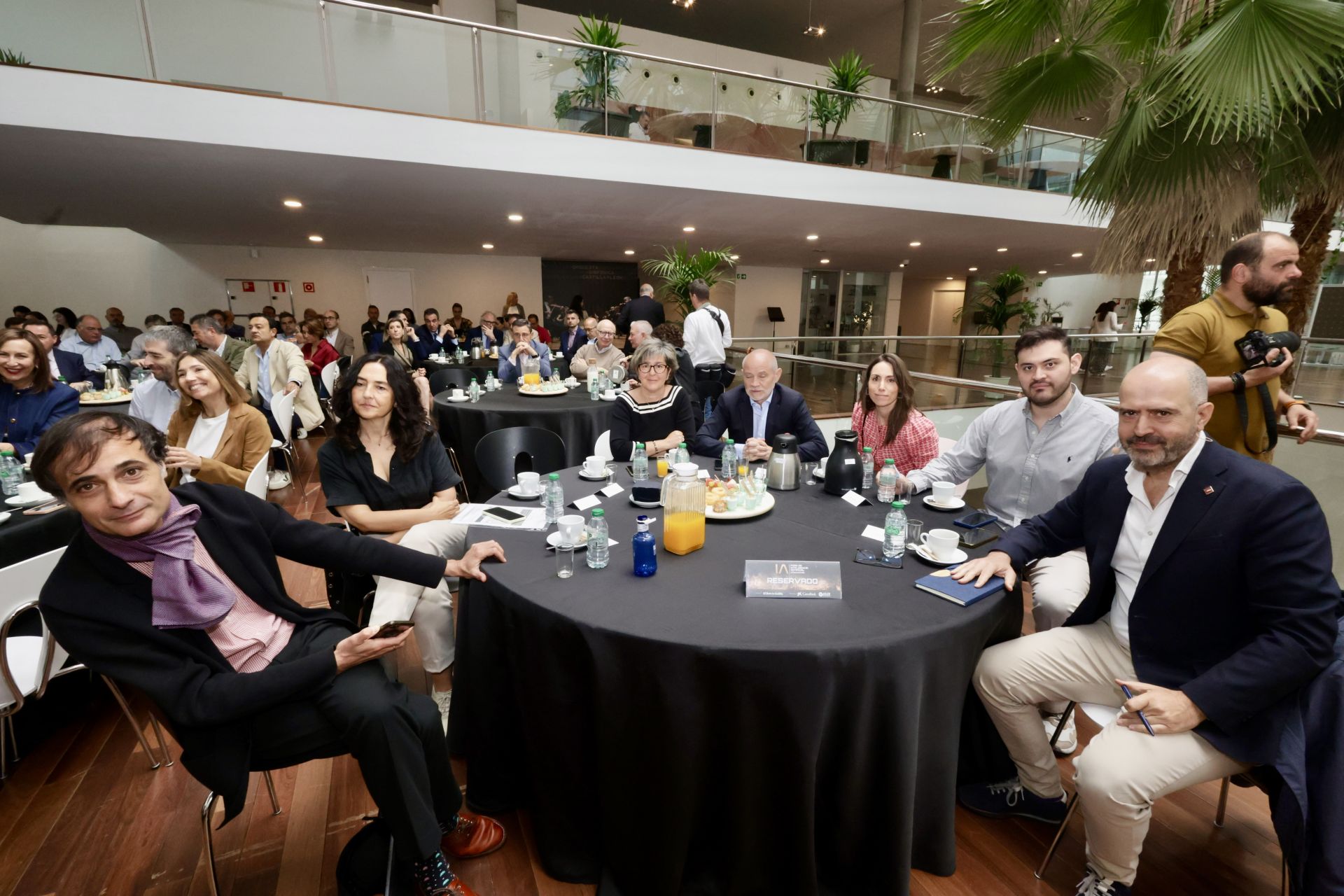 Gonzalo de Pedro y Silvia Calado (Secretaría de Estado de Digitalización e Inteligencia Artificial), Charo López (El Norte), Víctor Caramanzana y María García (Cámara de Comercio Valladolid), Fabián Romero (CaixaBank) y David Escudero (Centro Inteligencia Artificial de la UVa)