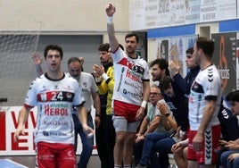 Banquillo del Nava durante un partido de esta temporada.