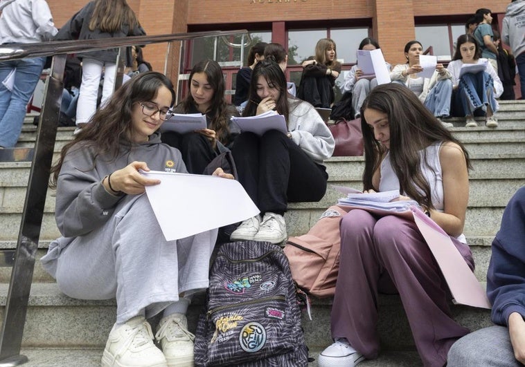Un grupo de chicas repasa antes del examen de historia de la filosofía, a la salida del aulario del Campus Esgueva.
