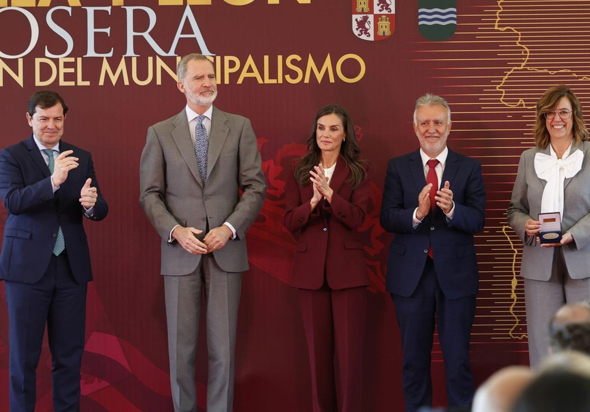 Los Reyes de España, con el presidente de Castilla y León, el ministro de Política Territorial y la presidenta de la Federación de Municipios y Provincias de Castilla y León y presidenta de la Diputación de Palencia.
