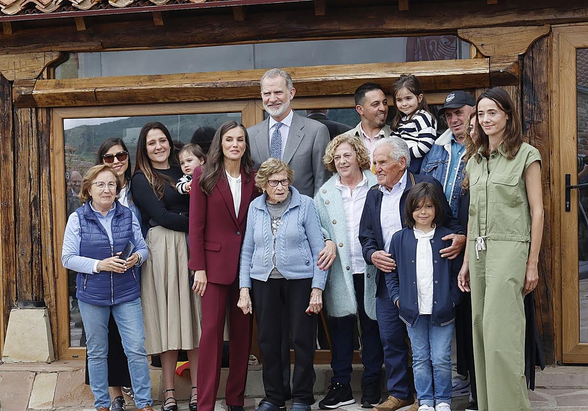 Los Reyes posan con Benjamín Vélez 'Cholo' y con su familia, este martes en Brañosera.