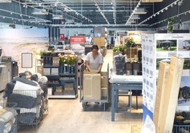 Los operarios ultiman la colocación del género en el interior de la nueva tienda de Jysk en Parquesol.