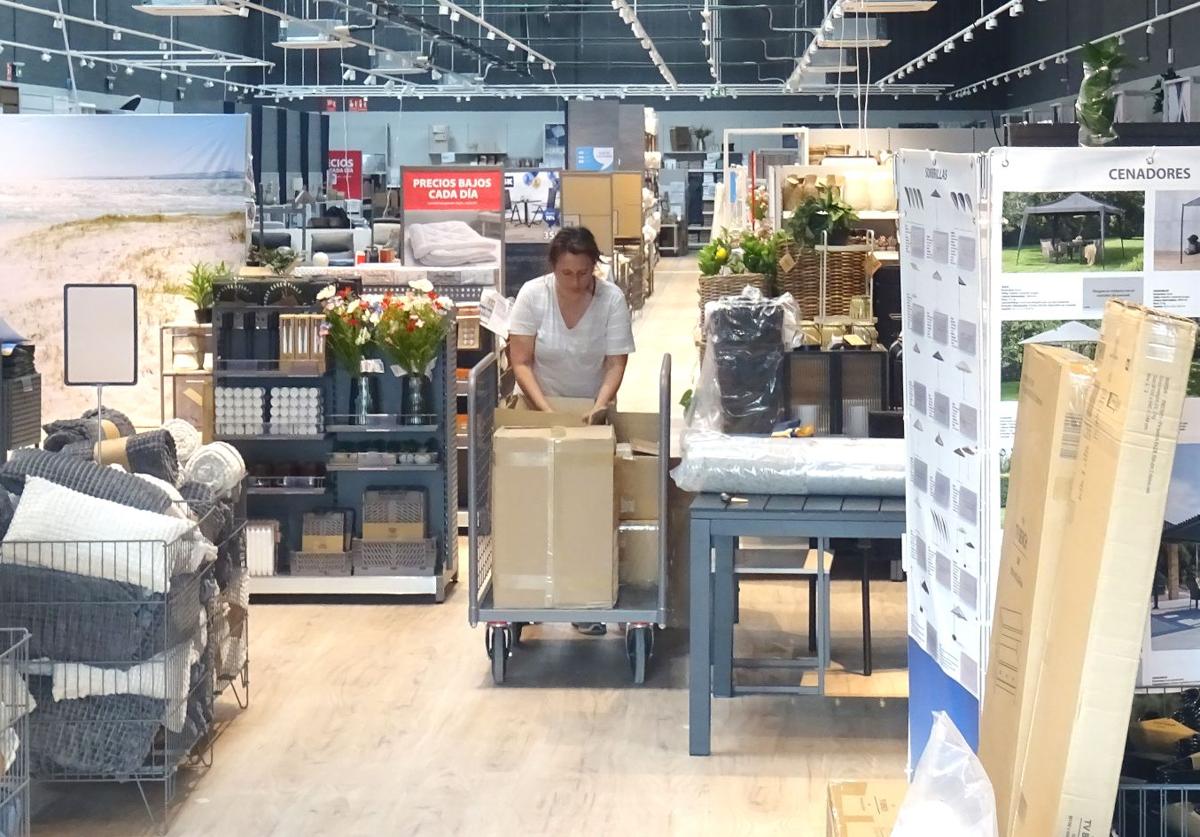 Los operarios ultiman la colocación del género en el interior de la nueva tienda de Jysk en Parquesol.