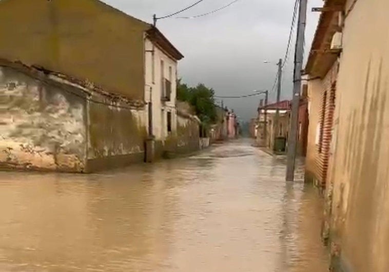 Una calle de Villasexmir, inundada este martes por la mañana.
