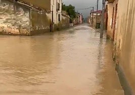 Una calle de Villasexmir, inundada este martes por la mañana.