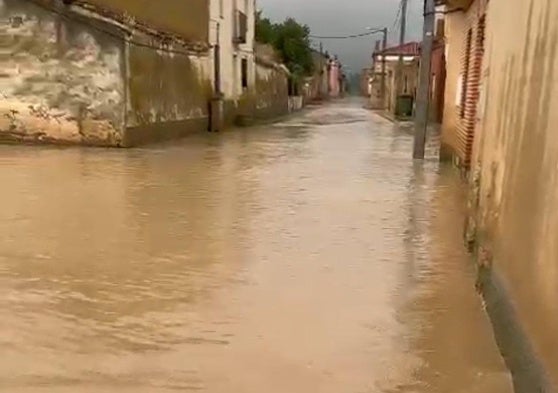 Una calle de Villasexmir, inundada este martes por la mañana.