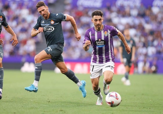 Raúl Moro avanza con el balón en el Real Valladolid-Espanyol de la primera jornada de Liga.