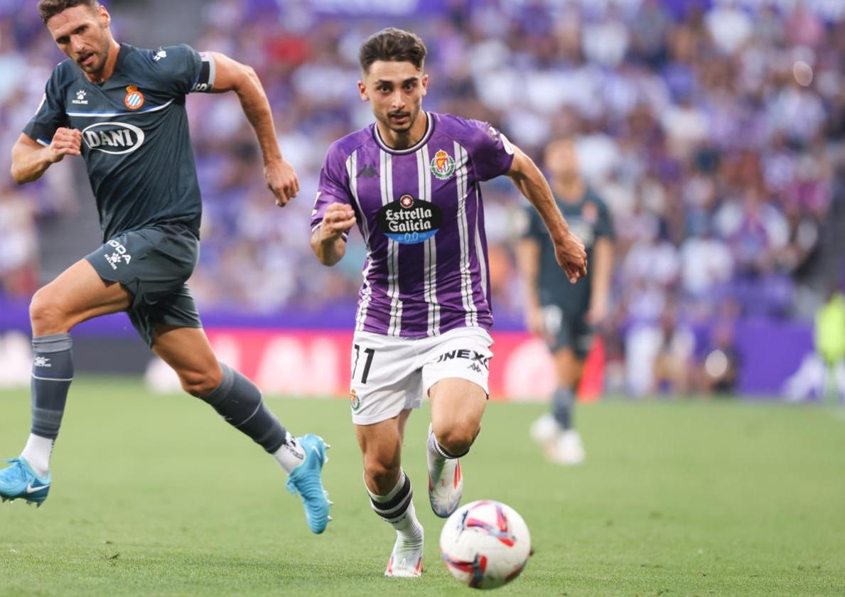 Raúl Moro avanza con el balón en el Real Valladolid-Espanyol de la primera jornada de Liga.