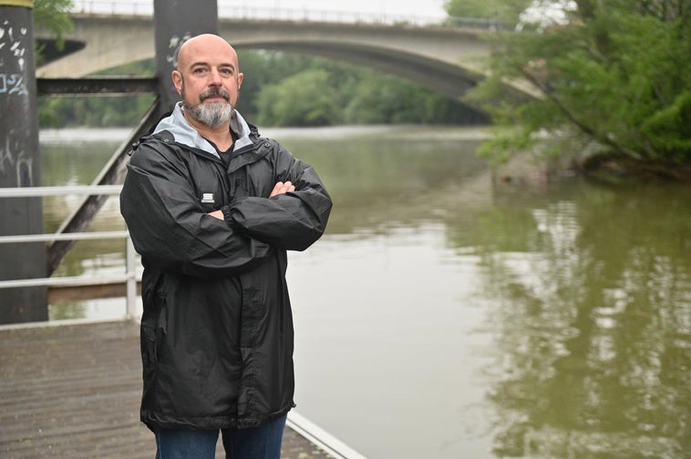 Javier Marqués, buzo profesional y miembro de la Asociación AMA el Pisuerga, en el embarcadero del Museo de la Ciencia.