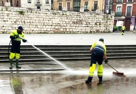 Operarios del servicio de limpieza retiran este miércoles por la mañana el barro acumulado en Portugalete después de la tormenta.
