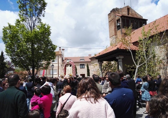 Un momento de la procesión con la Virgen de la Salud