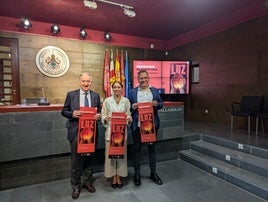 El rector de la UVA, Antonio Largo; Rebeca San José, vicerrrectora de Comunicación, y Óscar Blanco, del Foro de la Cultura, en la presentación de los encuentros.